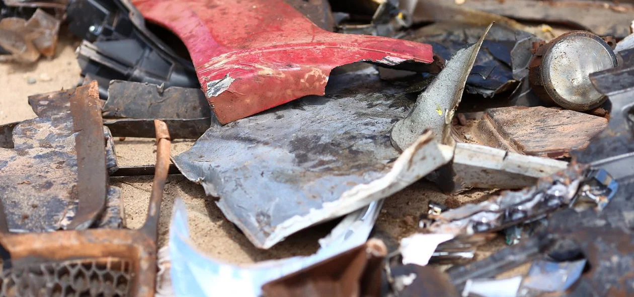 Carros ficaram destruídos