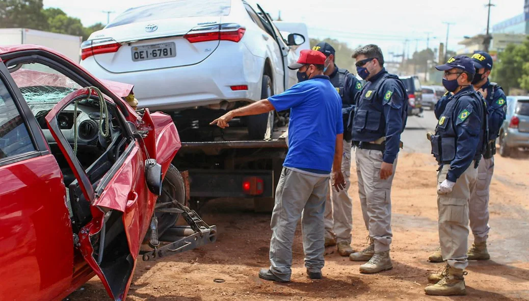 Carros foram retirados da pista