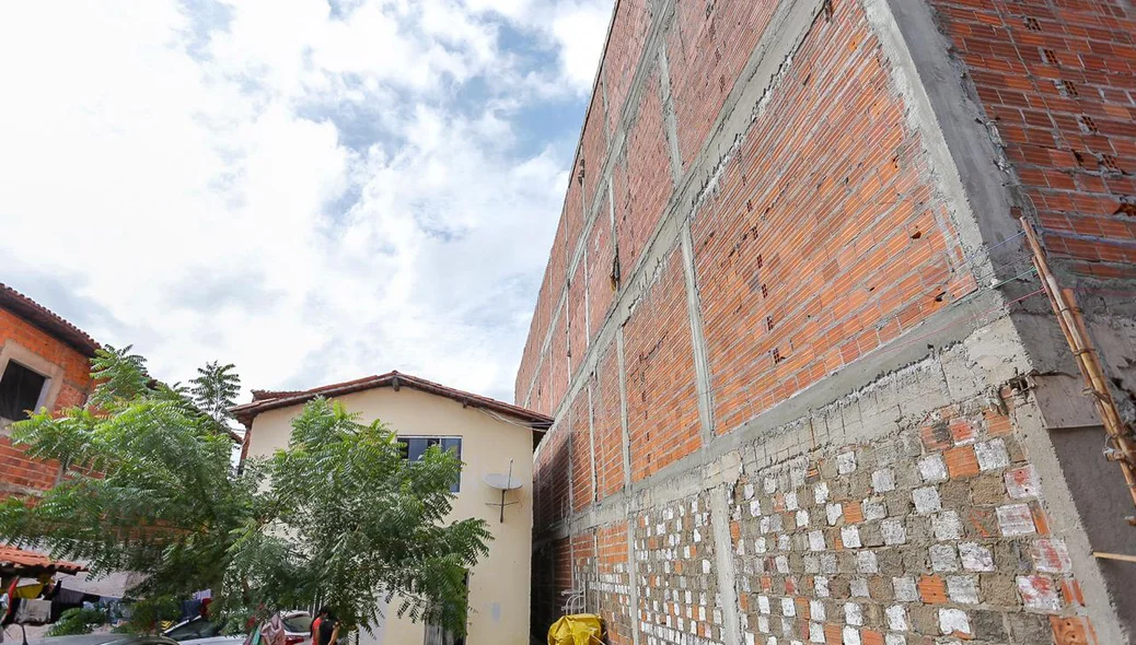 Casa da Dona Desterro ao lado da obra