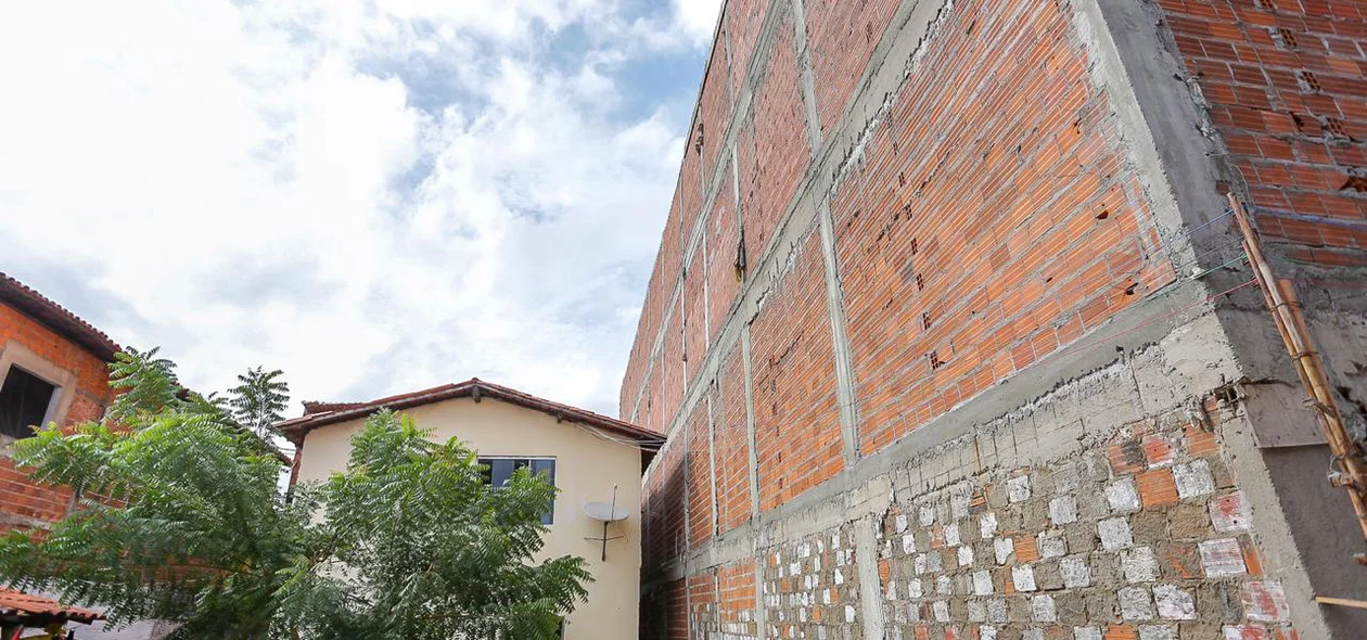Casa da Dona Desterro ao lado da obra