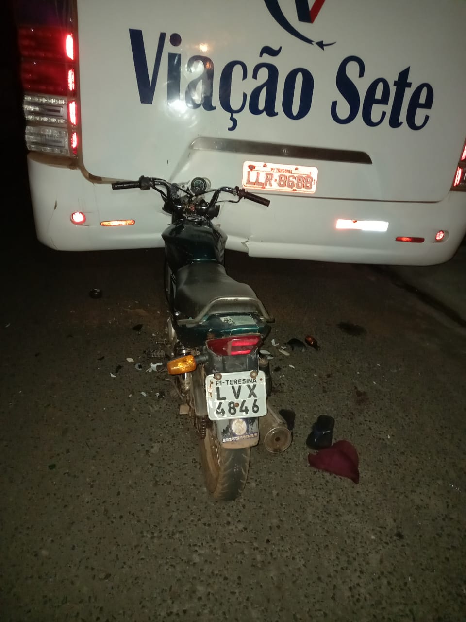 Colisão entre motocicleta e ônibus no centro de Barras