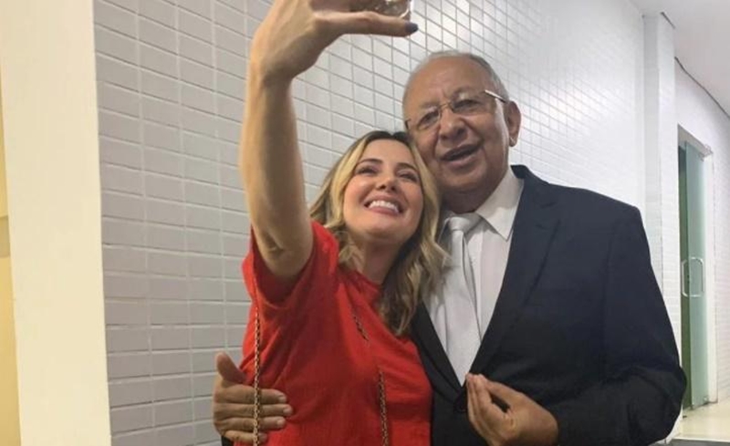 Dr. Pessoa ao lado da jornalista Karla Berger