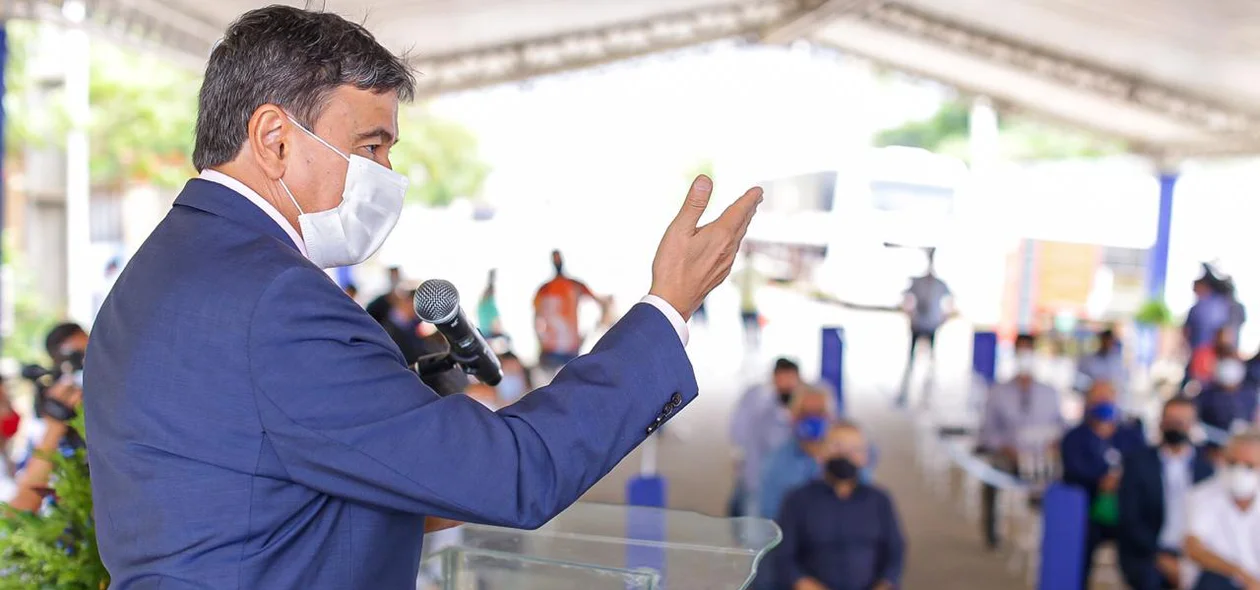 Governador Wellington Dias durante inauguração da subestação Esplanada