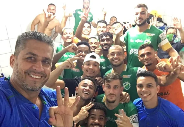 Jogadores do Altos comemoram vaga nas quartas da Série D