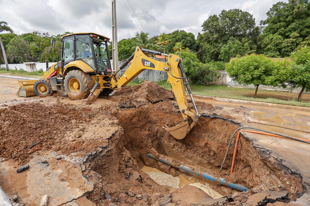 Máquinas da Águas de Teresina estão no local
