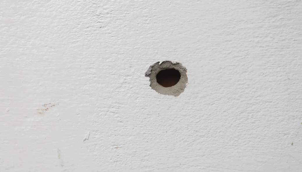 Marca de tiro na parede