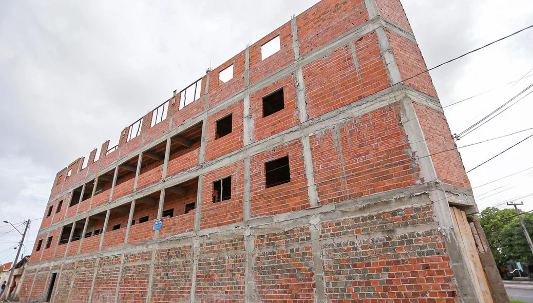 Moradores temem o desabamento do prédio