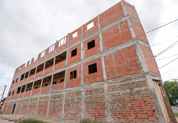 Moradores temem o desabamento do prédio