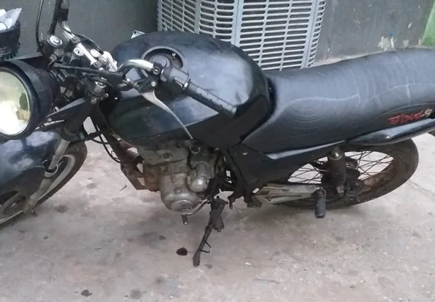 Moto apreendida em Altos