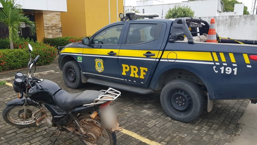 Moto foi apreendida pela PRF em São Pedro do Piauí