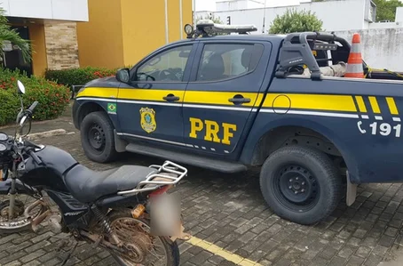 Moto foi apreendida pela PRF em São Pedro do Piauí