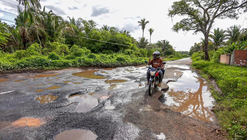 Motoqueiro passa com dificuldades pelo local