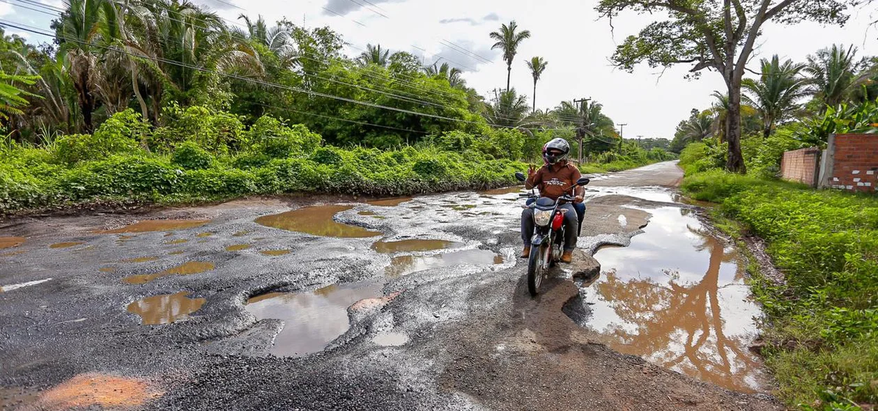 Motoqueiro passa com dificuldades pelo local