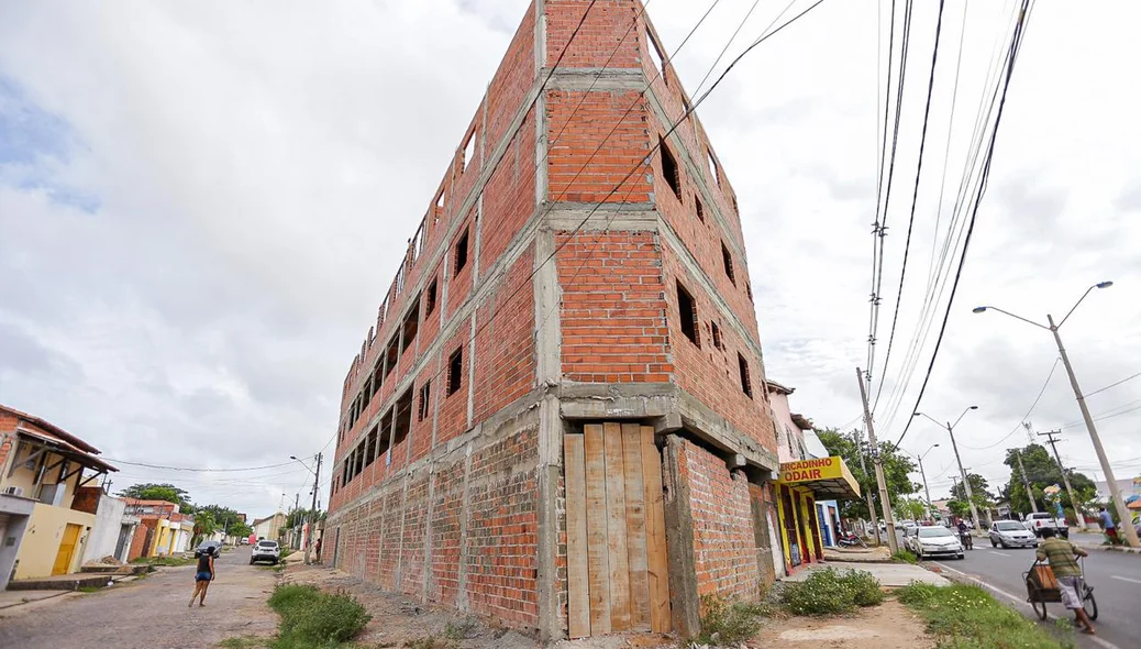 O prédio fica localizado na Avenida Hugo Bastos