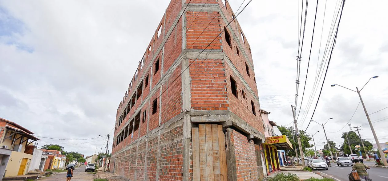 O prédio fica localizado na Avenida Hugo Bastos