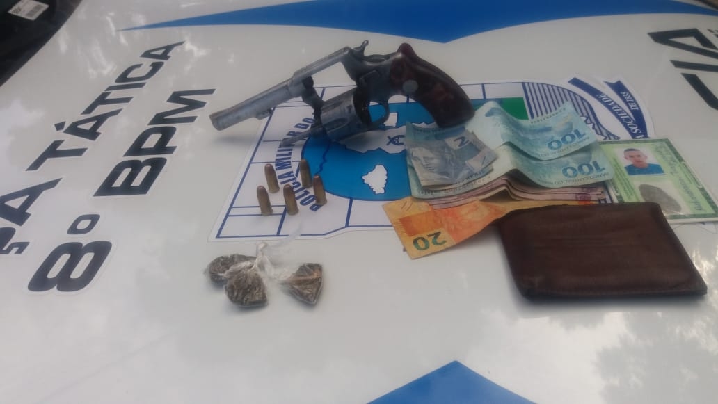 Objetos encontrados pela PM com o suspeito
