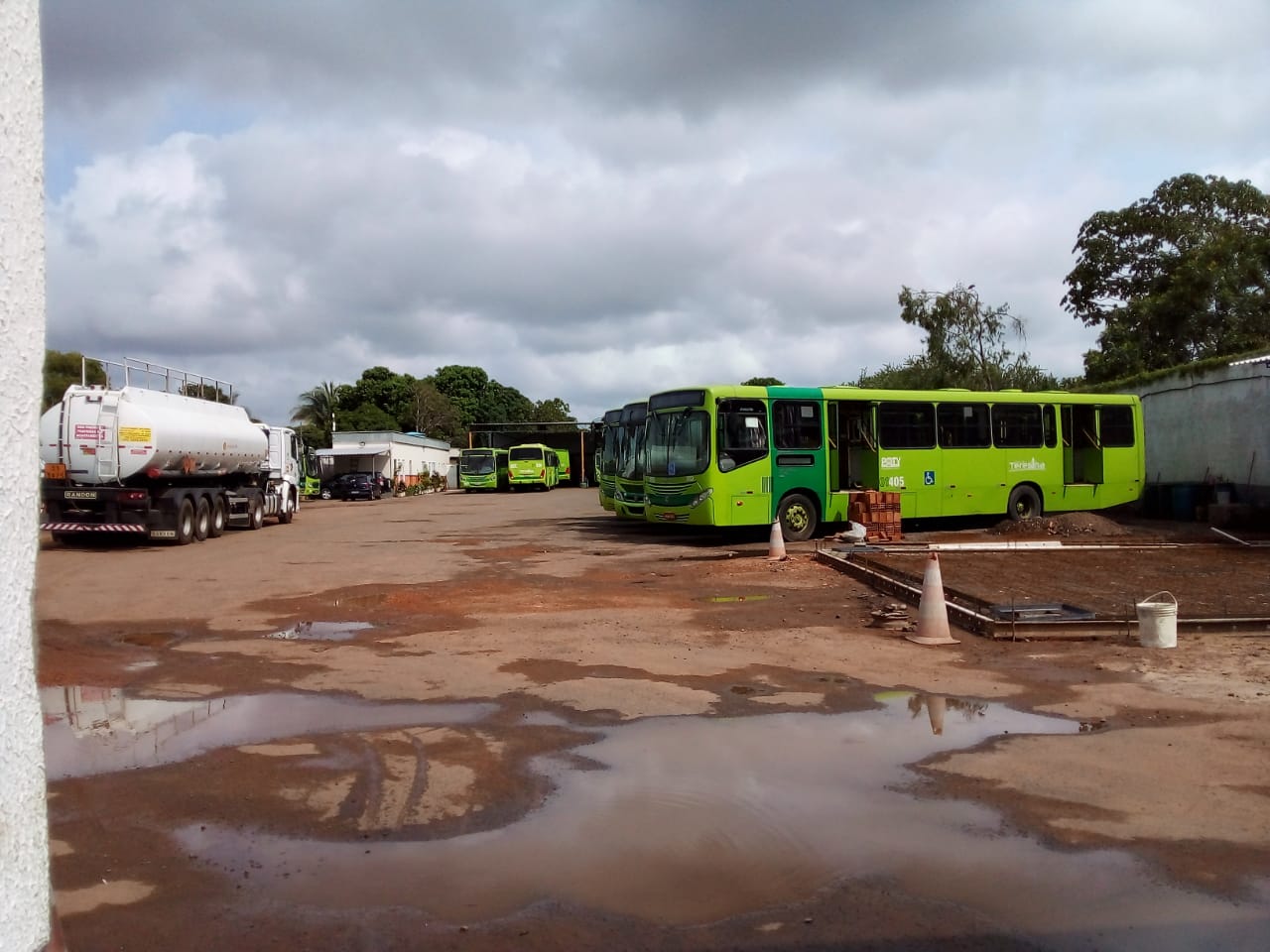 Ônibus parados na garagem da empresa Piauiense