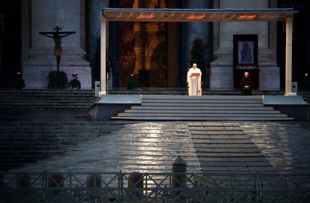 Papa Francisco rezando sozinho na Praça de São Pedro vazia