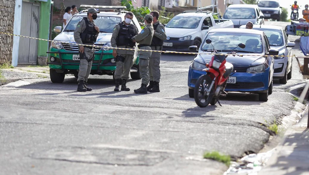 Policiais no local da ocorrência