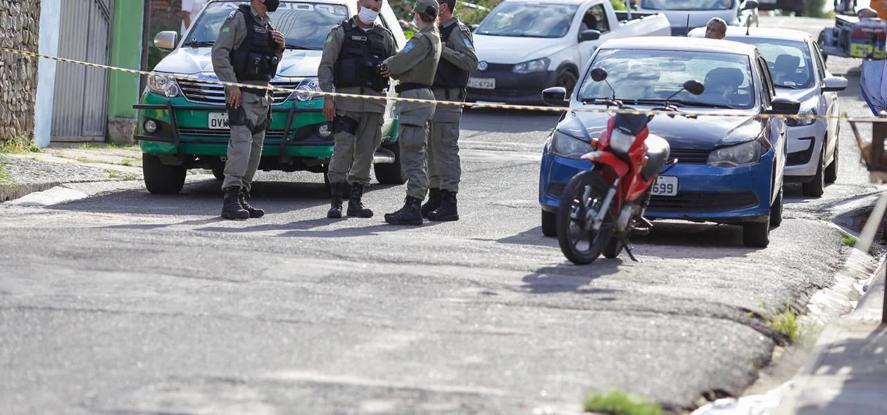 Policiais no local da ocorrência