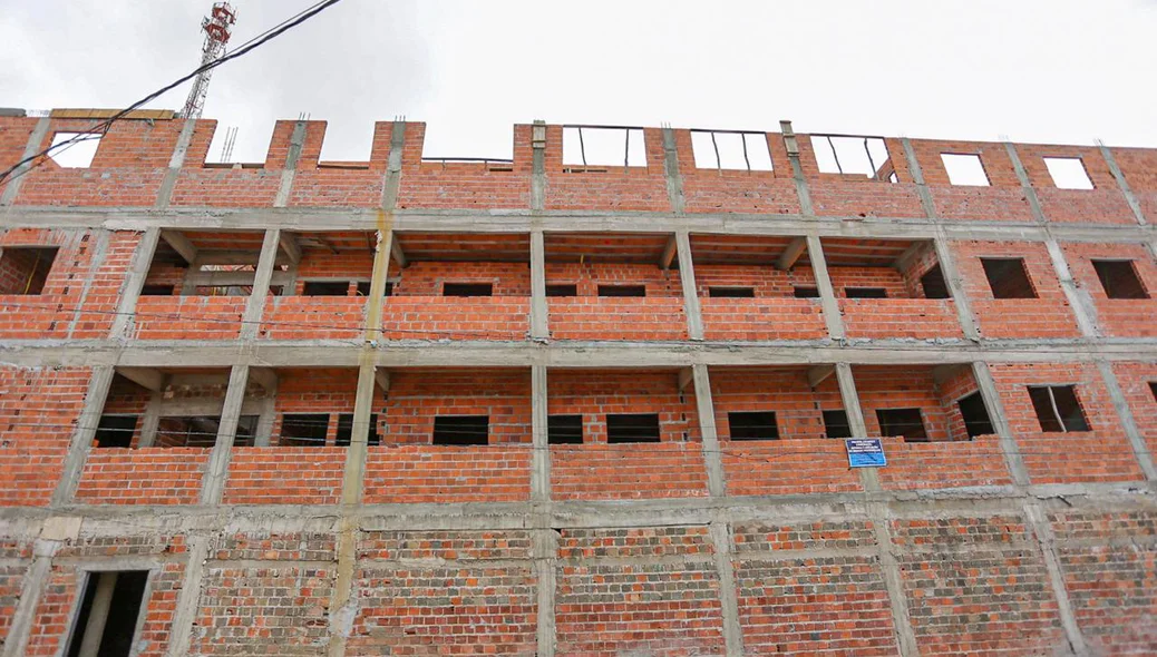 Prédio sendo construído de forma irregular