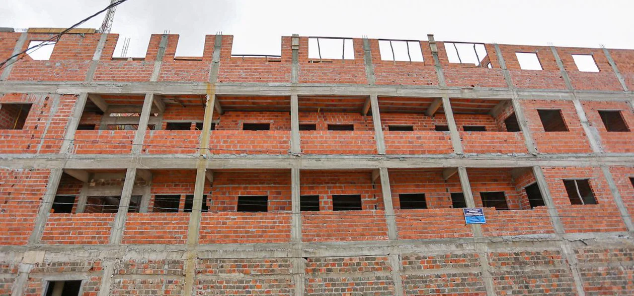Prédio sendo construído de forma irregular