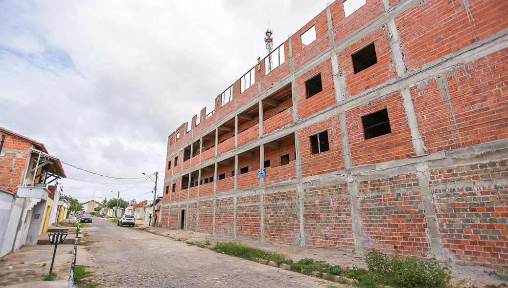 Prédio sendo construído irreglarmente