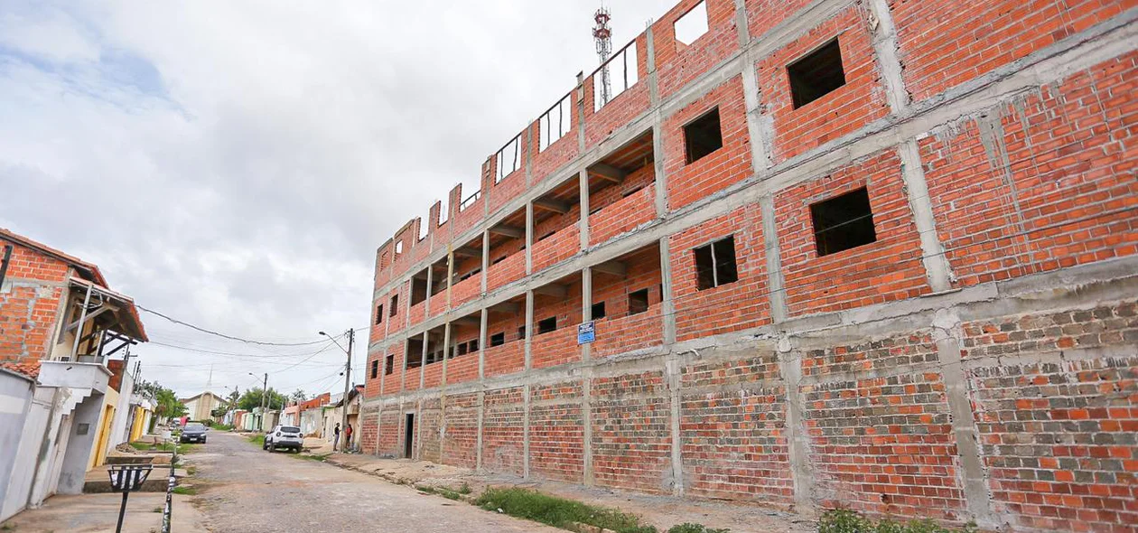 Prédio sendo construído irreglarmente