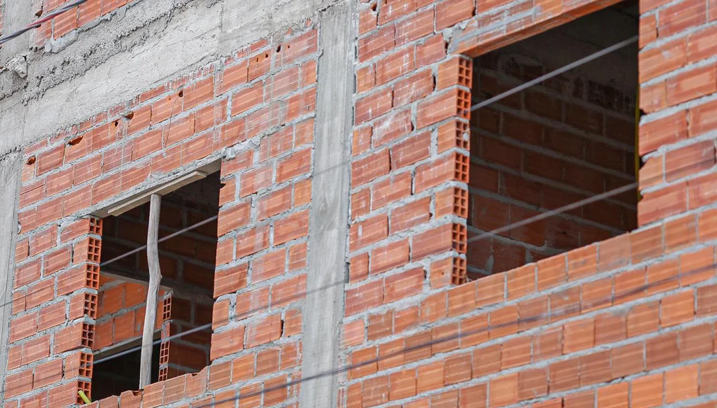 Prédio sendo cosntruído de forma irregular