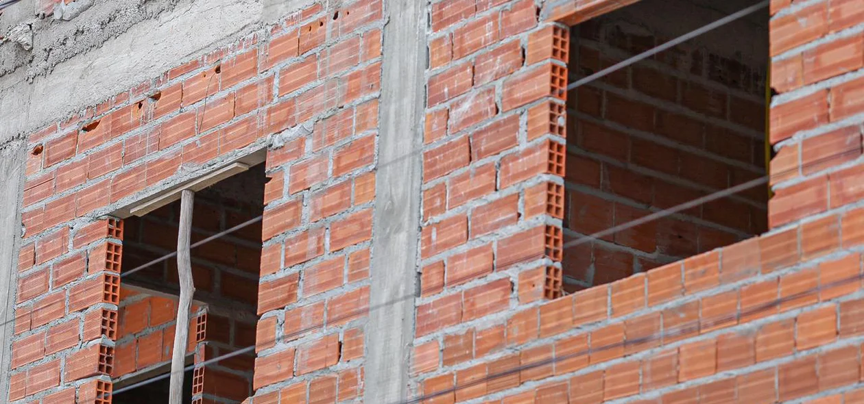 Prédio sendo cosntruído de forma irregular