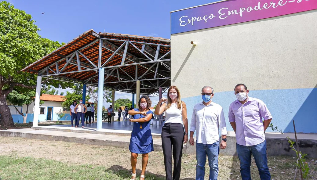 Prefeito Firmino Filho em visita ao espaço