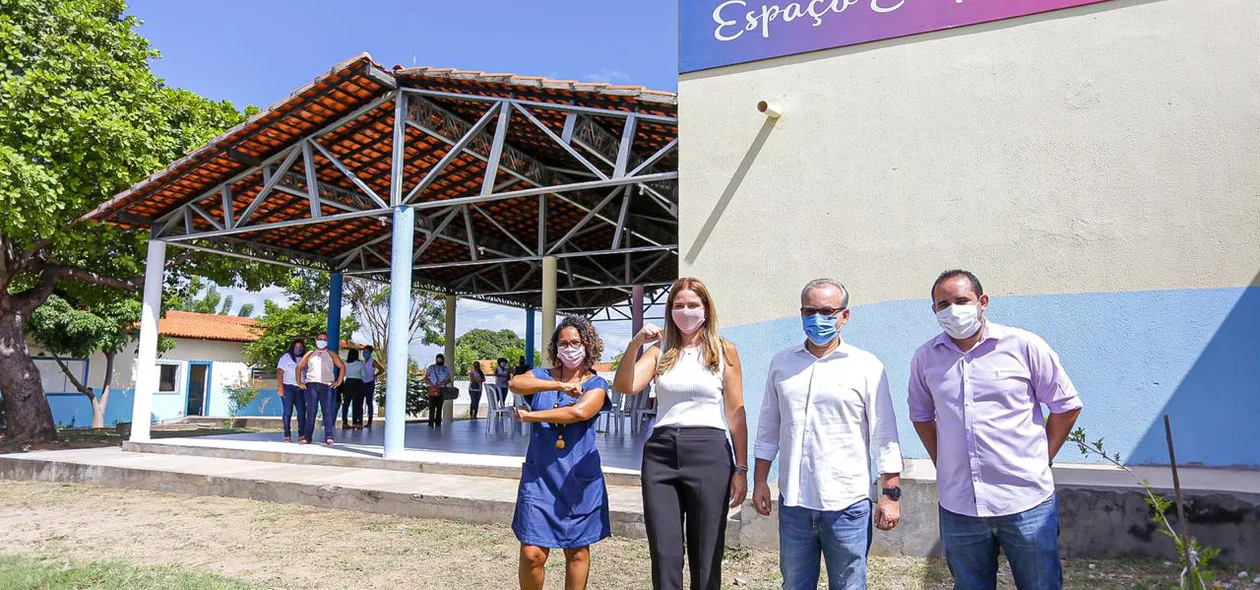 Prefeito Firmino Filho em visita ao espaço