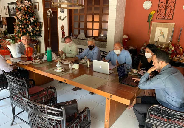 Reunião aconteceu na manhã desta segunda-feira
