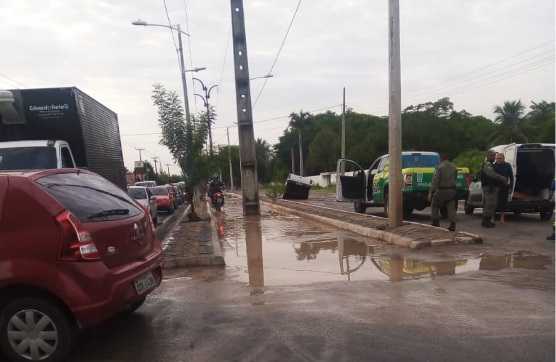 Veículo caiu em uma cratera na Avenida Henry Wall de Carvalho