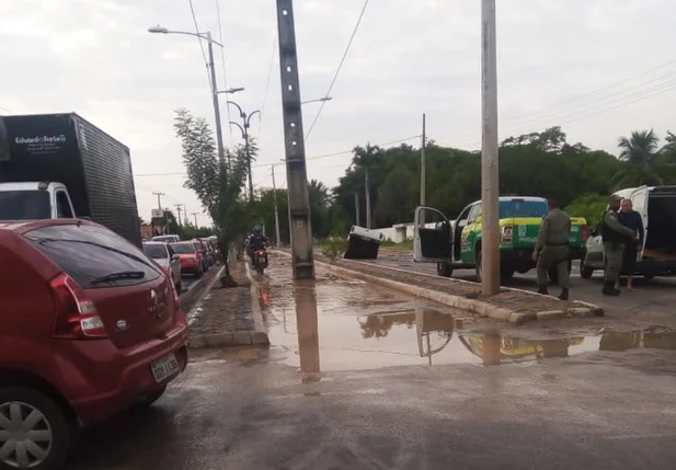 Veículo caiu em uma cratera na Avenida Henry Wall de Carvalho