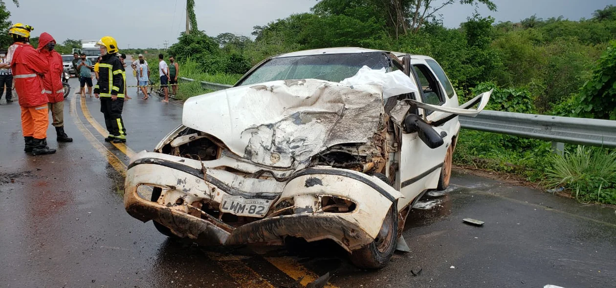 Veículo ficou destruído