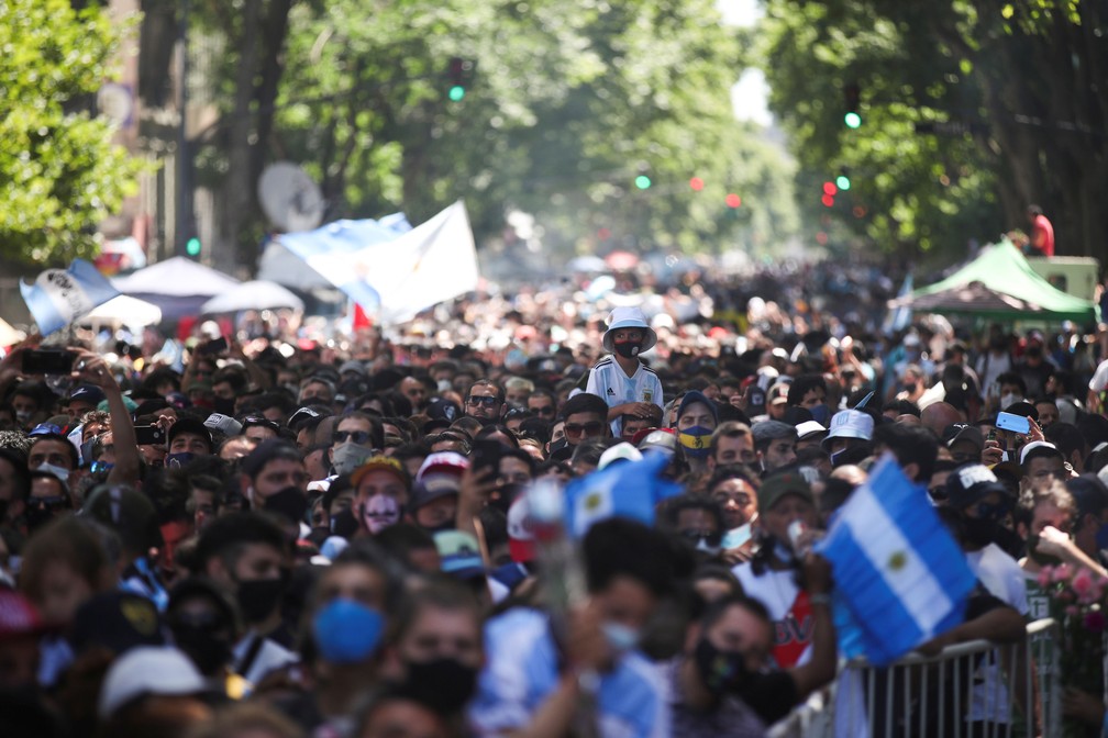 Velório de Maradona foi marcado por cerca de 1 milhão de pessoas
