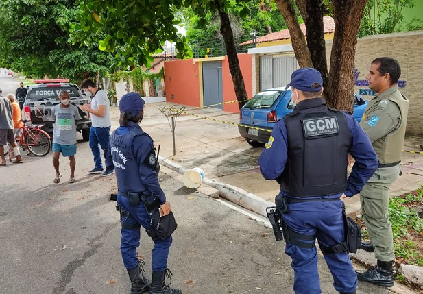 Vítima foi localizada em via pública, nas primeiras horas da manhã desta quarta-feira