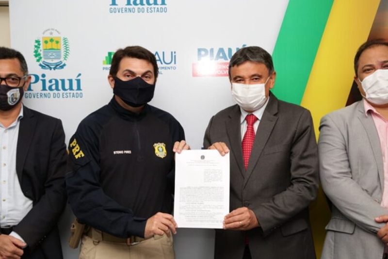 Wellington Dias assinou e o superintendente da PRF no Piauí Stênio Pires