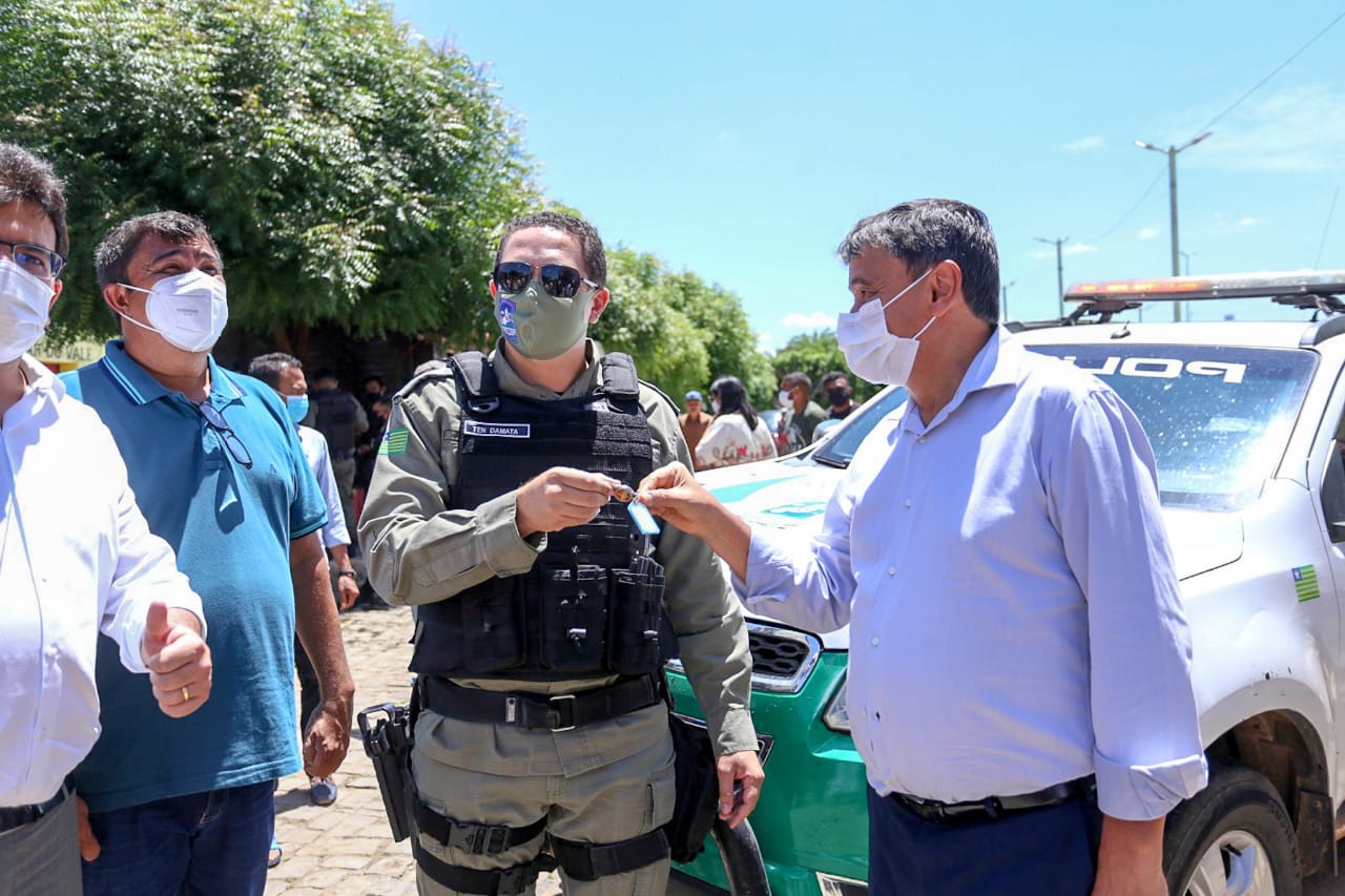 Wellington Dias fez a entrega de uma viatura para a Polícia Militar