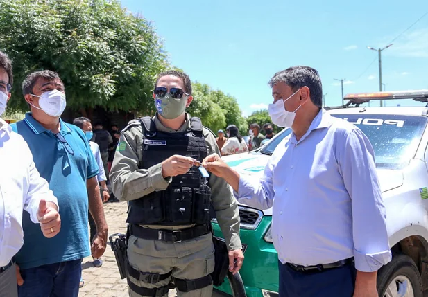 Wellington Dias fez a entrega de uma viatura para a Polícia Militar