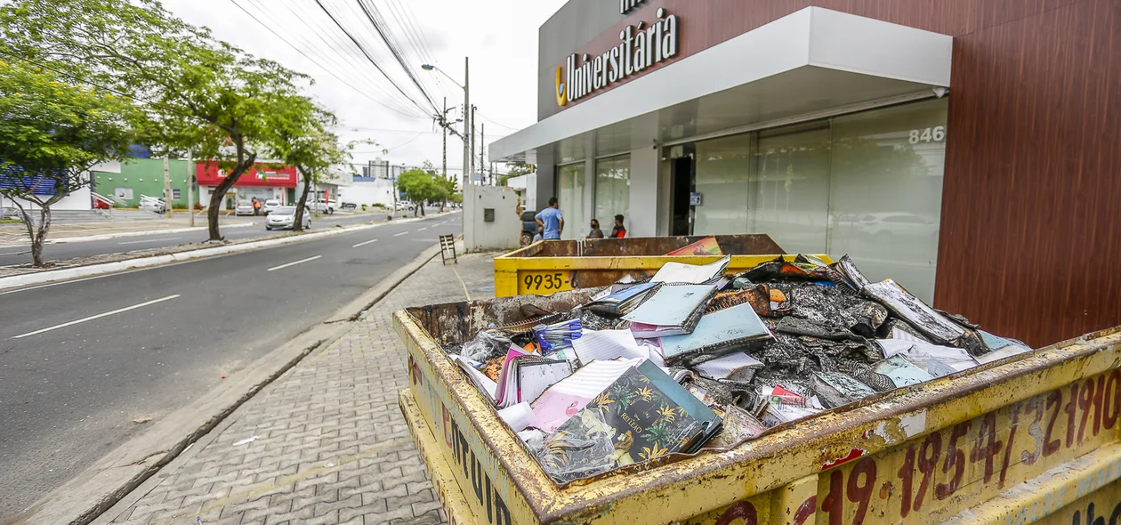 2 depósitos de lixo com material queimado da livraria