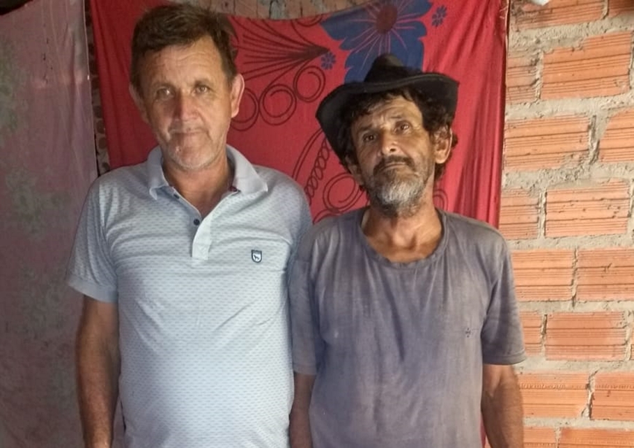 À direita, seu Benedito, e à esquerda Francisco, irmão que foi encontrado