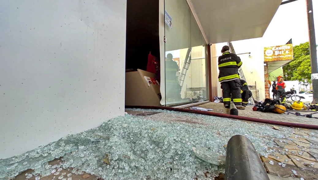A porta do local teve que ser quebrada pelos bombeiros