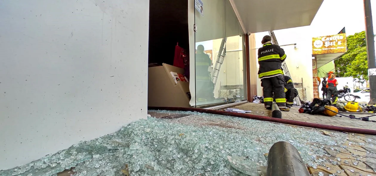 A porta do local teve que ser quebrada pelos bombeiros