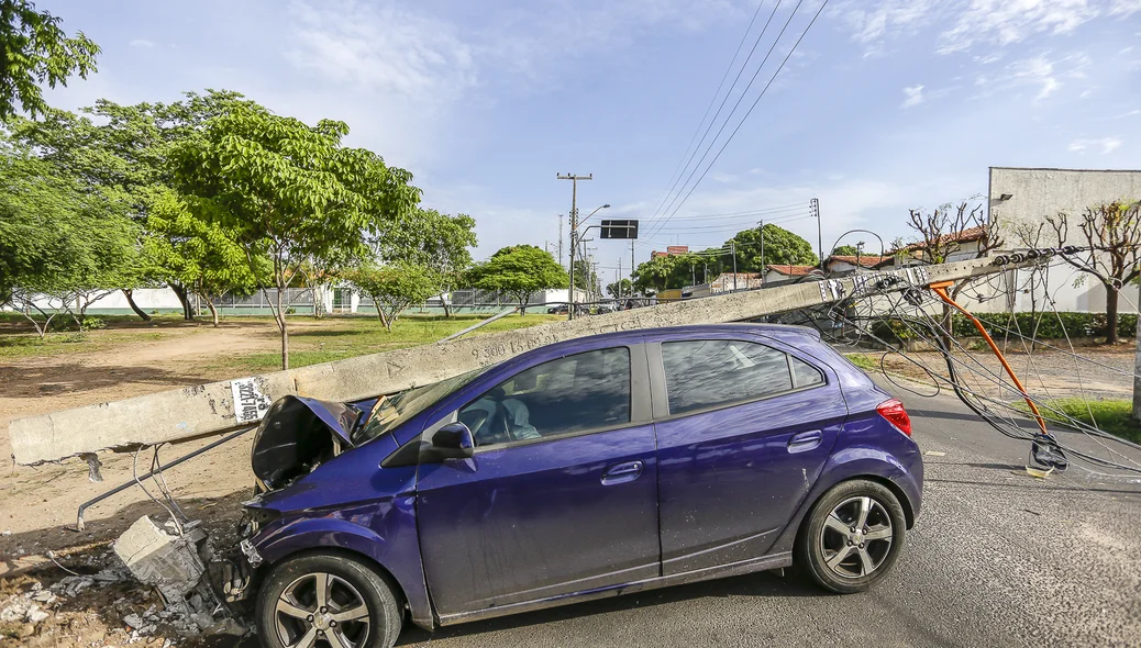 A rua ficou totalmente interditada por causa do acidente