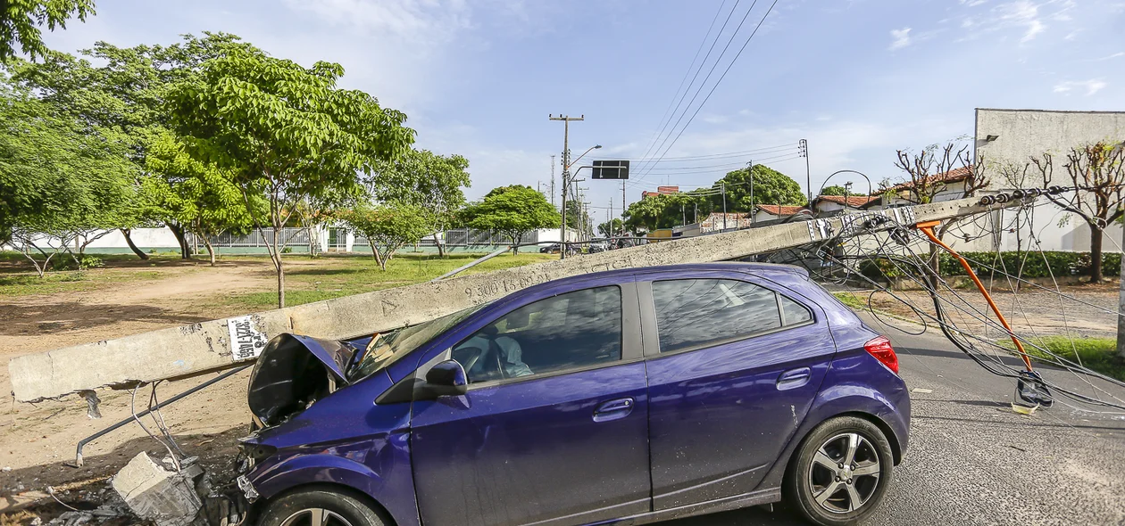 A rua ficou totalmente interditada por causa do acidente