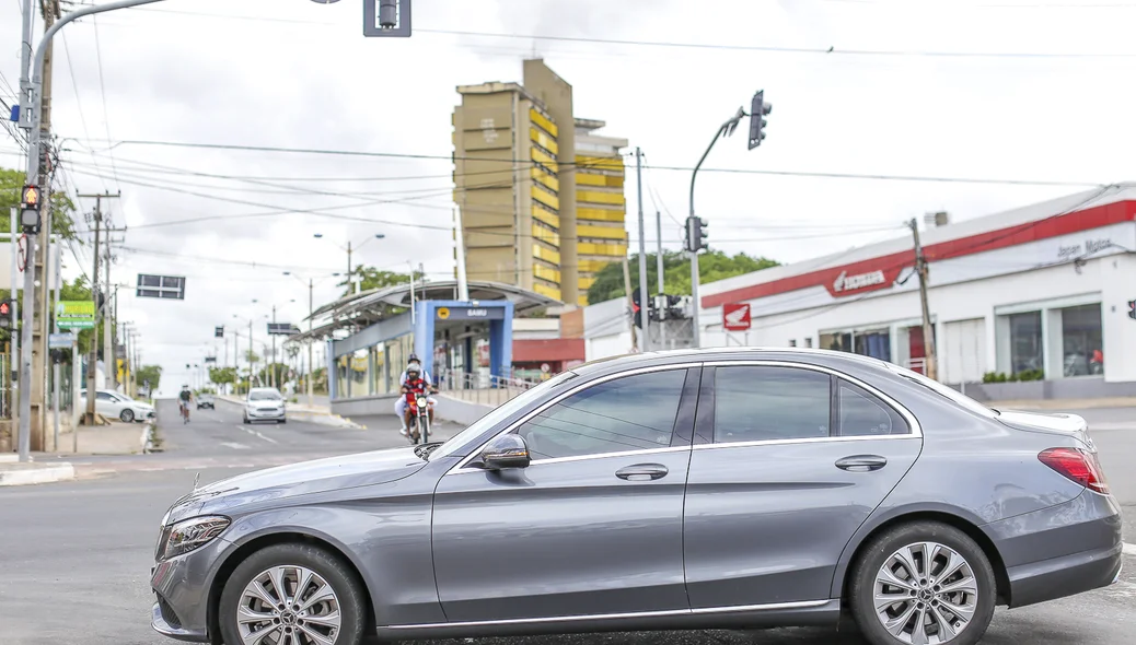 Acidente envolvendo Mercedes no  cruzamento das avenidas Miguel Rosa com Gil Martins