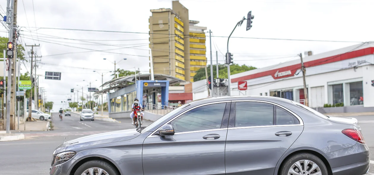Acidente envolvendo Mercedes no  cruzamento das avenidas Miguel Rosa com Gil Martins