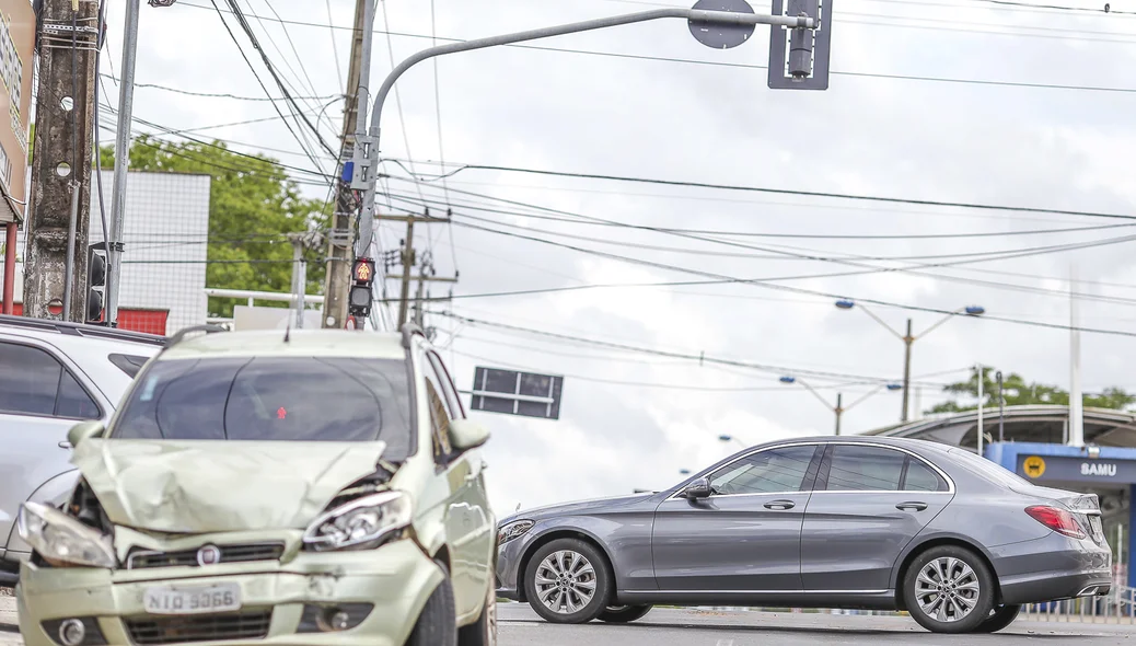 Acidente na avenida Gil Martins
